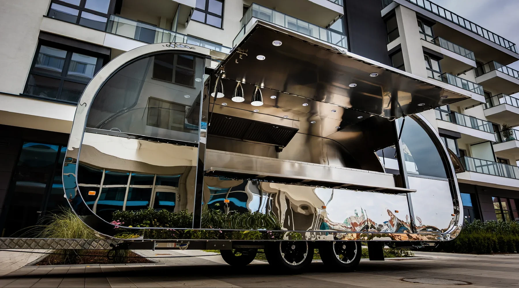 Sjajna ugostiteljska prikolica tipa air stream proizvođača SHINE Trailers