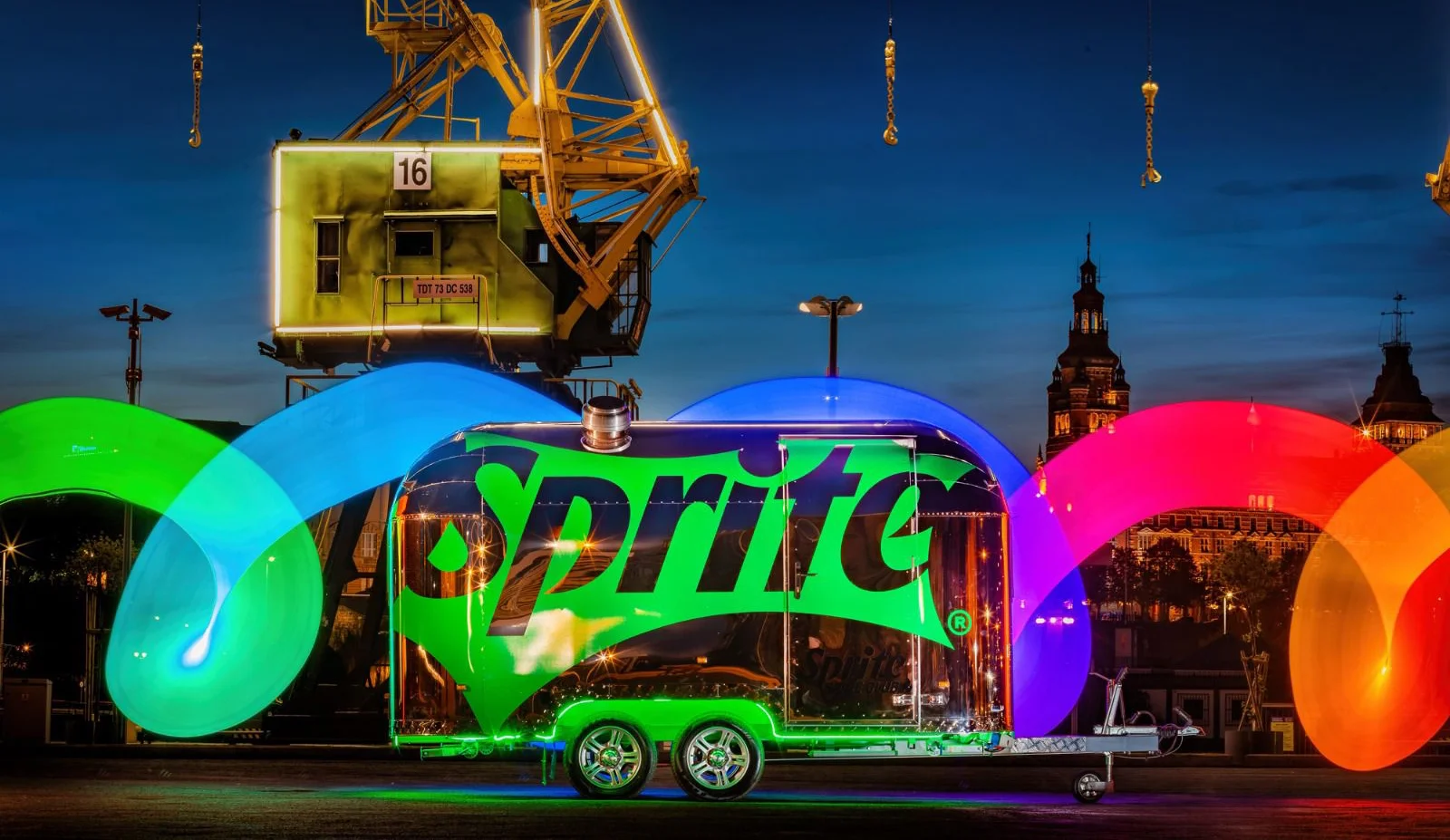 Nowoczesna przyczepa eventową firmy SHINE, oklejona barwami oraz logiem marki Sprite