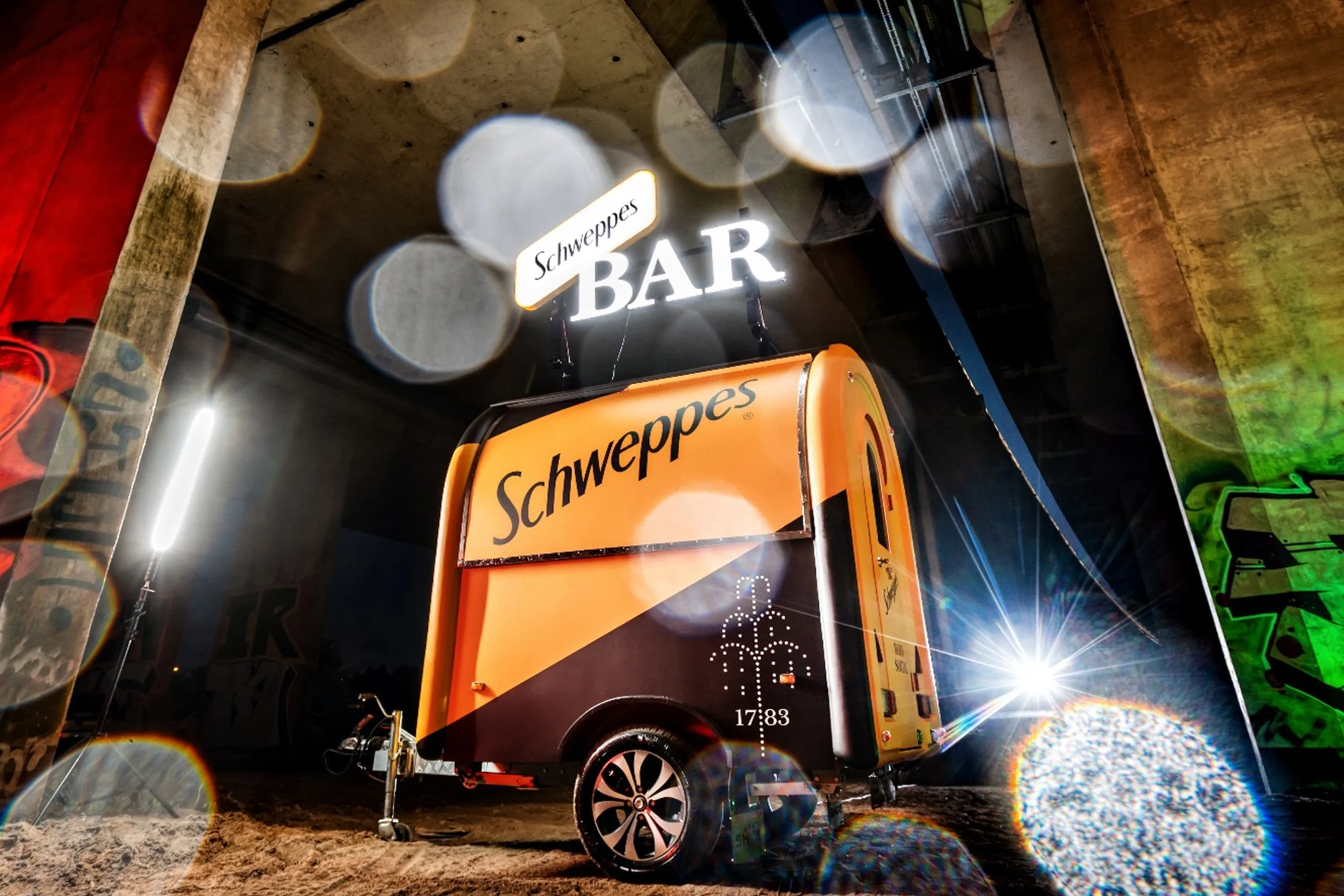 Customizovaný promo príves SHINE upravený ako mobilný Schweppes Bar. Luxusný premium branding v žltej a čiernej farbe.
