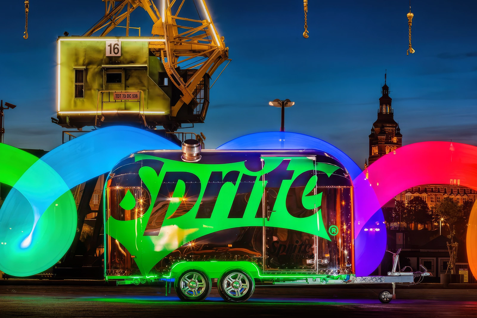 Luxusný promo príves SHINE s kompletným brandingom pre značku Sprite, slúžiaci ako mobilný showroom počas nočného eventu.
